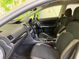 前席まわりは視界が開け、運転席から助手席まで見渡しやすい室内です。シートの座面や足元にもゆとりがあり、乗り込んだ際の清潔感も感じられる落ち着いた空間です。