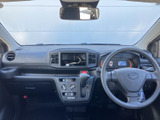 運転席まわりはメーターや各種操作部が見渡しやすく、前方の視界も広々としています。落ち着いた色合いの室内で、毎日の移動も快適にお過ごしいただけます。