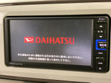 画面と周囲のボタンで、ナビやオーディオの各機能にアクセスできます。操作項目がまとまっており、必要な機能を確認しやすい配置です。日常の移動を便利にサポートします。