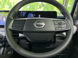 左右にスイッチが配置され、運転姿勢を保ちながら各種機能へアクセスしやすい造りです。中央のロゴとまとまりのある形状で、手元の印象もすっきりしています。