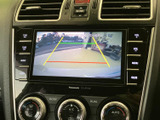 後方の様子を画面で確認でき、駐車時や後退時の安全確認をサポートします。ガイドラインも表示されるため、周囲との距離感を把握する際に役立ちます。