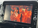 画面でテレビ番組を視聴でき、停車中の待ち時間も車内で過ごしやすくなります。映像を楽しむ場面にうれしい装備です。ご利用の際は安全な場所に停車してご視聴ください。