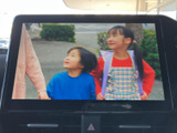 画面に映像を表示でき、停車中の待ち時間などにテレビ番組を視聴できます。大きく見やすい画面で、車内で過ごすひとときに映像を楽しめる便利な装備です。
