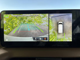 後方の映像に加えて車両周辺を上から見た表示も確認でき、駐車時の周囲確認をサポートします。ガイド線も表示されるため、車庫入れや狭い場所での取り回しの目安として便利です。