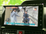 テレビ番組を画面に映して楽しめる装備です。お出かけ先での休憩中など、停車時に映像を視聴したい場面で活用できます。画面上で番組の内容を確認しやすいのも魅力です。