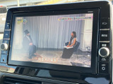 テレビ映像を画面に表示でき、停車中の休憩時間にも番組を視聴できます。画面上で内容を確認しやすく、車内で過ごすひとときに活用いただける装備です。