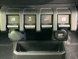 運転席まわりに複数のスイッチとUSB端子、小物入れを備えています。必要なものを手元に置きやすく、日常の乗車時に便利に活用できます。