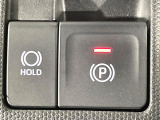 【電動パーキングブレーキ】パーキングブレーキは便利な電動式!ボタン一つで操作でき、アクセルを踏めば自動で解除されます