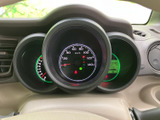 速度計を中心に、燃料計や表示灯などがまとまったメーター廻りです。運転席から確認しやすい配置で、走行中に必要な情報を把握しやすく、日々の運転を支えます。