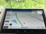 地図上に現在地や道路の位置関係が表示され、目的地までのルート確認に活用できます。画面上で地図を見ながら行き先を把握でき、初めて訪れる場所へのお出かけにも便利です。