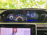 速度や燃料残量などの情報が運転席正面にまとまり、走行中も必要な表示を確認しやすい配置です。文字や目盛りが見やすく、車両の状態を把握しながら日々の運転をサポートしてくれます。