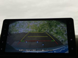 後方の様子を画面で確認しながら駐車をサポート。目安となるガイド線も表示され、車庫入れや狭い場所での駐車時に周囲を確認しやすく、日々の運転で便利にお使いいただけます。