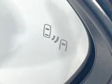 【ブラインドスポットモニター】走行中、ドアミラーの死角になりやすい箇所に後続車が接近するとサイドミラーのレンズに警告を表示!ドライバーに注意喚起をしてくれます。