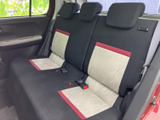 後席には3名分の座席とヘッドレストが並び、同乗者と一緒のお出かけに活躍します。明るい色のアクセントが室内に映え、窓から外の様子も確認しやすいので、後席でも落ち着いて過ごせます。