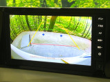 【バックカメラ】駐車時に後方がリアルタイム映像で確認できます。大型商業施設や立体駐車場での駐車時や、夜間のバック時に大活躍!運転スキルに関わらず、今や必須となった装備のひとつです!