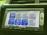画面にはFM・AMやCD・DVD、USB、Bluetooth Audioなどのメニューが並び、使いたい項目を選びやすい構成です。音楽や各種メディアを楽しむ際に便利です。
