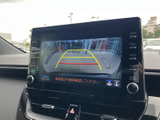 後方の映像と目安となるガイドラインが画面に表示され、駐車時の周囲確認をサポートします。車庫入れや切り返しの際にも、目視と合わせて活用いただけます。