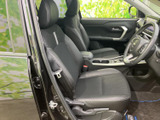 前席は身体を預けやすい形状で、運転席と助手席の間には収納や操作部がまとまっています。ドアを開けた際の乗り降りもしやすく、日々の移動を快適に過ごせる室内空間です。