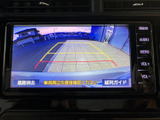 後方の様子を画面で確認しながら駐車でき、車庫入れや切り返しの際に役立ちます。ガイドラインも表示されるため、周囲の状況を確かめながら落ち着いて操作できます。