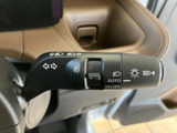 方向指示の表示に加え、ライト関連のスイッチもまとまり、運転席から確認しやすい配置です。レバー上のマークで項目を見分けやすく、日常の操作をサポートします。