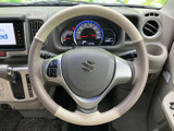 握りやすい形状で、運転中に手を添えやすいステアリングです。左右には手元で操作できるスイッチも備わり、視線を大きく移さずに必要な操作へアクセスしやすい点も、日常使いにうれしいポイントです。