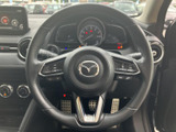 手元に複数のスイッチがまとまり、運転姿勢を保ちながら各種機能を扱いやすい構成です。メーター類も視界に入りやすく、運転中に必要な情報を確認しやすい配置です。