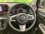 手に馴染みやすい形状で、運転席からメーター類も見渡しやすいレイアウトです。ステアリング上のスイッチも確認しやすく、運転中の操作を手元で行える便利な仕様です。
