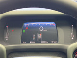速度や各種車両情報を中央のディスプレイに集約し、運転中も必要な表示を確認しやすいレイアウトです。燃料や水温などの情報も左右に配置されています。