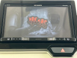 テレビ映像を表示できるモニターを装備しており、停車中の待ち時間などに映像を楽しめます。見やすい画面で車内の時間を過ごせる便利な装備です。視聴は安全に配慮し、必ず停車中にご利用ください。