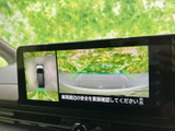 後方の映像に加えて車両周辺の様子も画面で確認でき、駐車時の安全確認をサポートします。ガイド表示も備わり、周囲を見渡しながら車庫入れを行いたい場面に役立ちます。