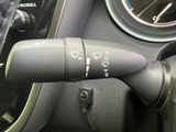 レバー上の表示が見やすく、運転中でも操作内容を手元で確認しやすい配置です。視線を前方に保ちながら扱いやすく、天候の変化に応じた操作をサポートする、日常使いに便利な装備です。