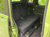 後席は左右に並ぶシートで、同乗者が落ち着いて過ごせる空間です。窓から光が入り、足元にもゆとりが感じられるため、家族や友人との移動にも使いやすい室内です。