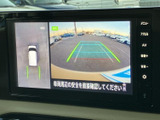 後方の映像に加えて車両周辺を示す表示もあり、駐車時に周囲を確かめる際に役立ちます。画面の案内と目視を併用して、安全確認をサポートします。