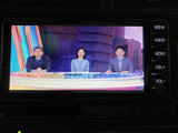 停車中にテレビ番組を視聴でき、待ち時間にも車内で過ごす時間を楽しめます。画面に映像が表示されるので、休憩中などにニュースや番組を見たい方にも便利な装備です。