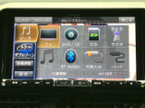 音楽や映像など、利用したいAVソースを画面から選べるメニュー構成です。アイコンと名称が並び、目的の項目を見つけやすいため、日常の切り替えもスムーズです。