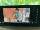 テレビ番組を画面で視聴でき、停車中の休憩時間にもお楽しみいただけます。画面上に番組映像が表示されるため、待ち時間を過ごす際の選択肢として便利です。