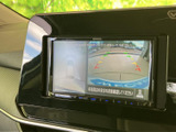後方の映像と目安線を画面で確認でき、駐車時の周囲の状況把握をサポートします。車庫入れや狭い場所での後退時に、目視確認と併せて活用できます。