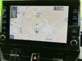 現在地周辺の道路や施設を地図上で確認でき、目的地までのルート確認に役立ちます。画面上で現在地を把握しやすく、初めて向かう場所へのお出かけでも使いやすい装備です。