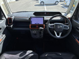 中央のディスプレイは運転席から確認しやすい位置にあり、周囲には各種操作部がまとまっています。画面とボタンの配置が把握しやすく、日々の移動でも扱いやすい印象です。