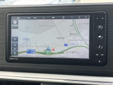 地図画面には現在地周辺の道路や施設名が表示され、目的地までのルート確認に役立ちます。画面上の表示を見ながら行き先を確認でき、日常のお出かけをサポートします。