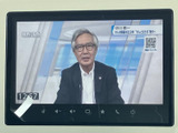 テレビ映像を画面に表示でき、停車中に番組を視聴したいときに活用できます。画面上に時刻も表示されており、休憩中などに見やすい内容となっています。