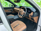 明るいブラウン系のシートと落ち着いた色合いの内装が、運転席まわりに親しみやすい雰囲気を添えます。前方の視界も広く、ゆったり座れます。