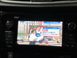 テレビ番組を画面で視聴でき、停車中の待ち時間にも車内で過ごす時間を楽しめます。画面まわりには音量や入力切替の操作部がまとまり、必要な操作を見つけやすい配置になっています。