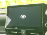 大画面のセンターディスプレイを備え、ナビやオーディオなどの車内機能をまとめて確認できます。画面表示を見ながら目的に合わせて利用でき、毎日の移動をサポートする装備です。