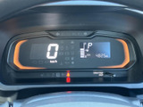 速度や燃料残量、走行距離などをひと目で確認でき、停車時や運転中に必要な情報を把握しやすい表示です。視線を大きく外さず確認でき、日々の運転を支えます。