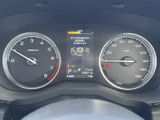速度やエンジン回転数などの情報が見やすくまとまり、運転に必要な状況を確認しやすい配置です。中央の表示も活用でき、日々の運転をサポートしてくれます。