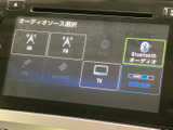 AM・FMラジオやBluetoothオーディオ、テレビなど、画面から音源を選べる構成です。