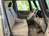 明るい色合いのシートと大きな窓により、運転席まわりは開放感のある印象です。視線を前方へ向けやすい配置で、乗り降りの際にもゆとりを感じられる空間となっています。
