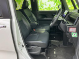 運転席と助手席には、身体を受け止める形状のシートを備えています。窓からの見通しも確保され、運転席まわりの様子を確認しやすい落ち着いた空間で、乗り降りもスムーズです。