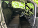 前席は視界が広く、運転席から前方や周囲を確認しやすい室内です。落ち着いた色合いのシートとすっきりした足元で、毎日の通勤やお出かけにも使いやすい空間です。ぜひご確認ください。